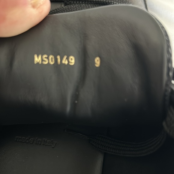 Men’s Louis Vuitton Shoes. size 9. Worn maybe 10 times. - Picture 6 of 6